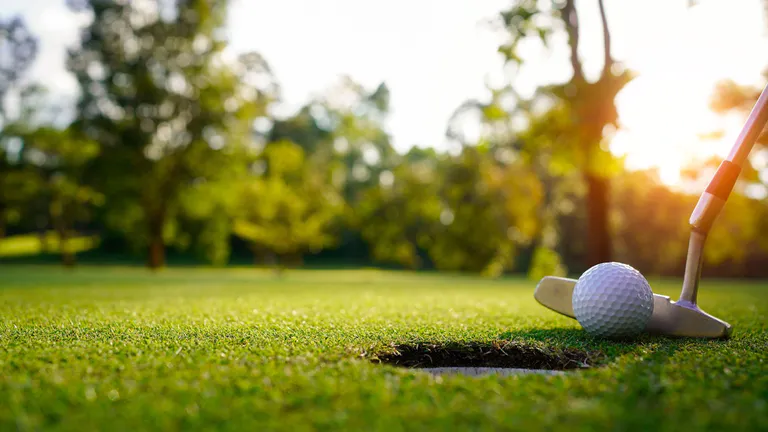 golfer putting