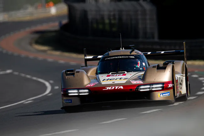 car on the le mans circuit