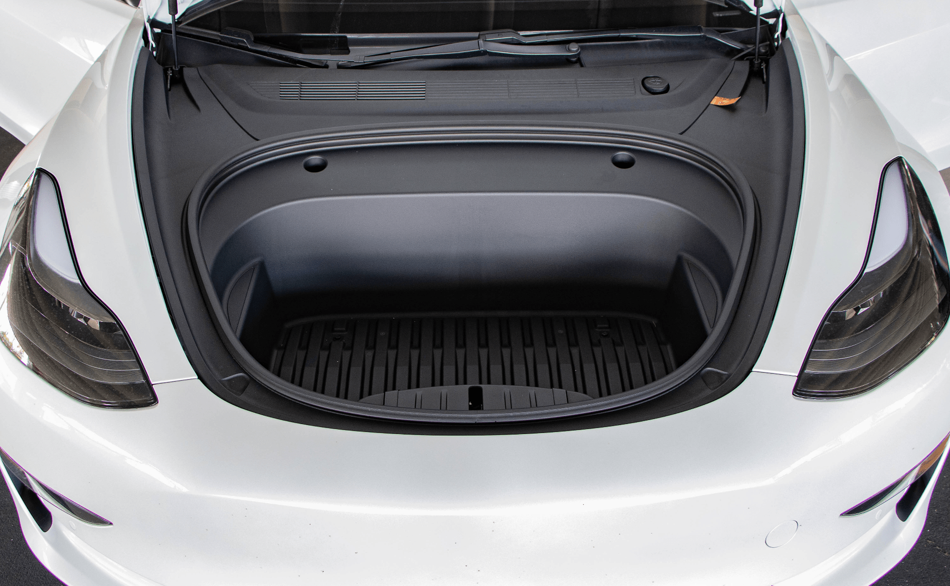 Tesla Model 3 ample frunk